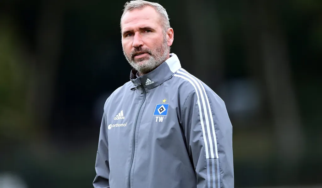 Trainer Tim Walter steht nach 13 Spieltagen mit dem HSV auf Platz sieben der Tabelle.