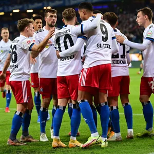Die HSV-Profis bejubeln einen Treffer im Volkspark.