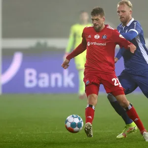 HSV-Profi Jonas Meffert (l.) im Duell gegen Karlsruhe