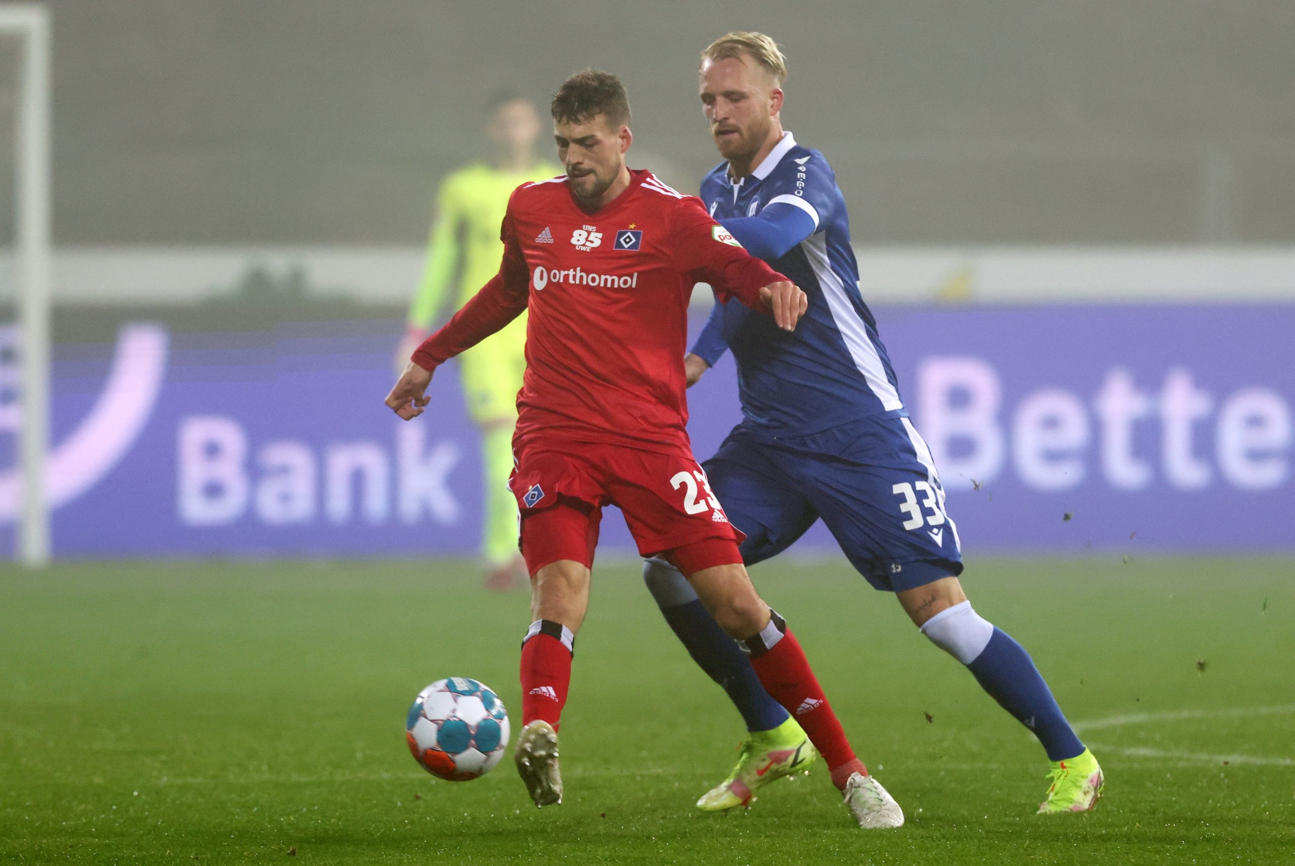 HSV-Profi Jonas Meffert gegen Karlsruhes Philipp Hofmann