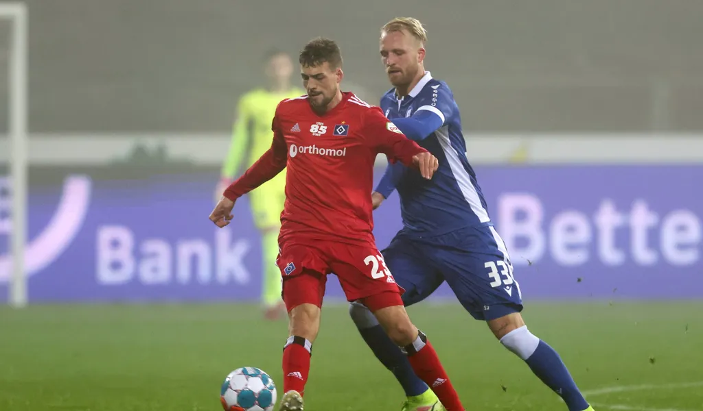 HSV-Profi Jonas Meffert gegen Karlsruhes Philipp Hofmann