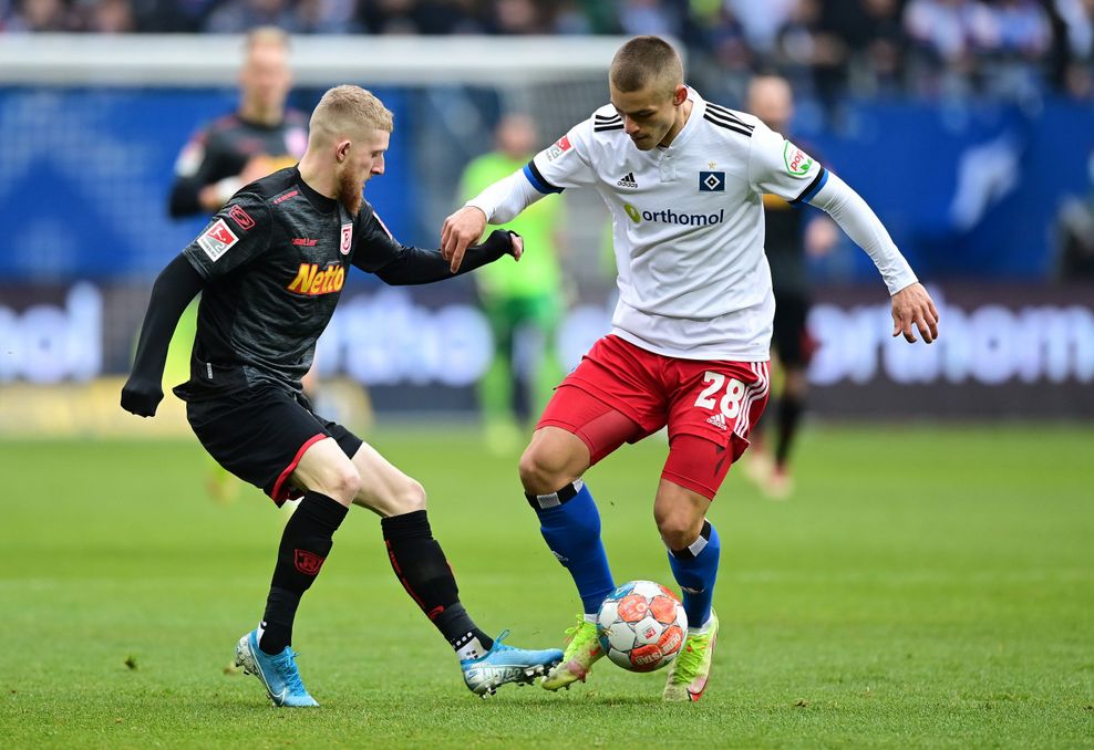 Regensburg – HSV Jan-Niklas Beste gegen Miro Muheim
