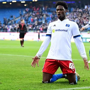 HSV-Profi Faride Alidou bejubelt sein Tor gegen Regensburg