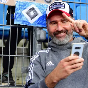 HSV-Trainer Tim Walter freut sich nach dem Sieg gegen Regensburg.
