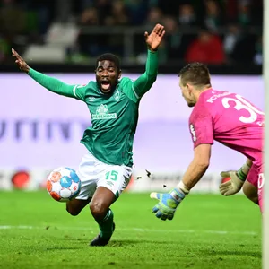 Der Bremer Roger Assale nimmt den Ball erst mit seinem Arm an und fällt dann im Strafraum. Die Konsequenz: Elfmeter für Werder!