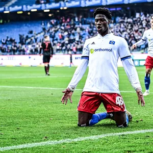 HSV-Profi Faride Alidou bejubelt sein 2:1 gegen Regensburg