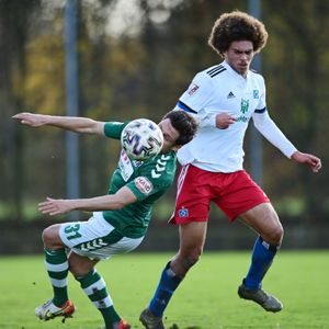 HSV-Mittelfeldspieler Jonah Fabisch (r.) gegen den Lübecker Mirko Boland