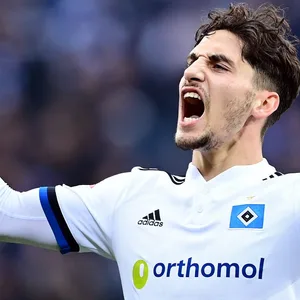 HSV-Profi Ludovit Reis bejubelt das 4:1 gegen Regensburg