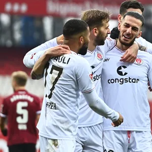 Auch mit rechts ein Volltreffer: Leart Paqarada (Mitte) feiert mit den Kollegen sein 2:0.