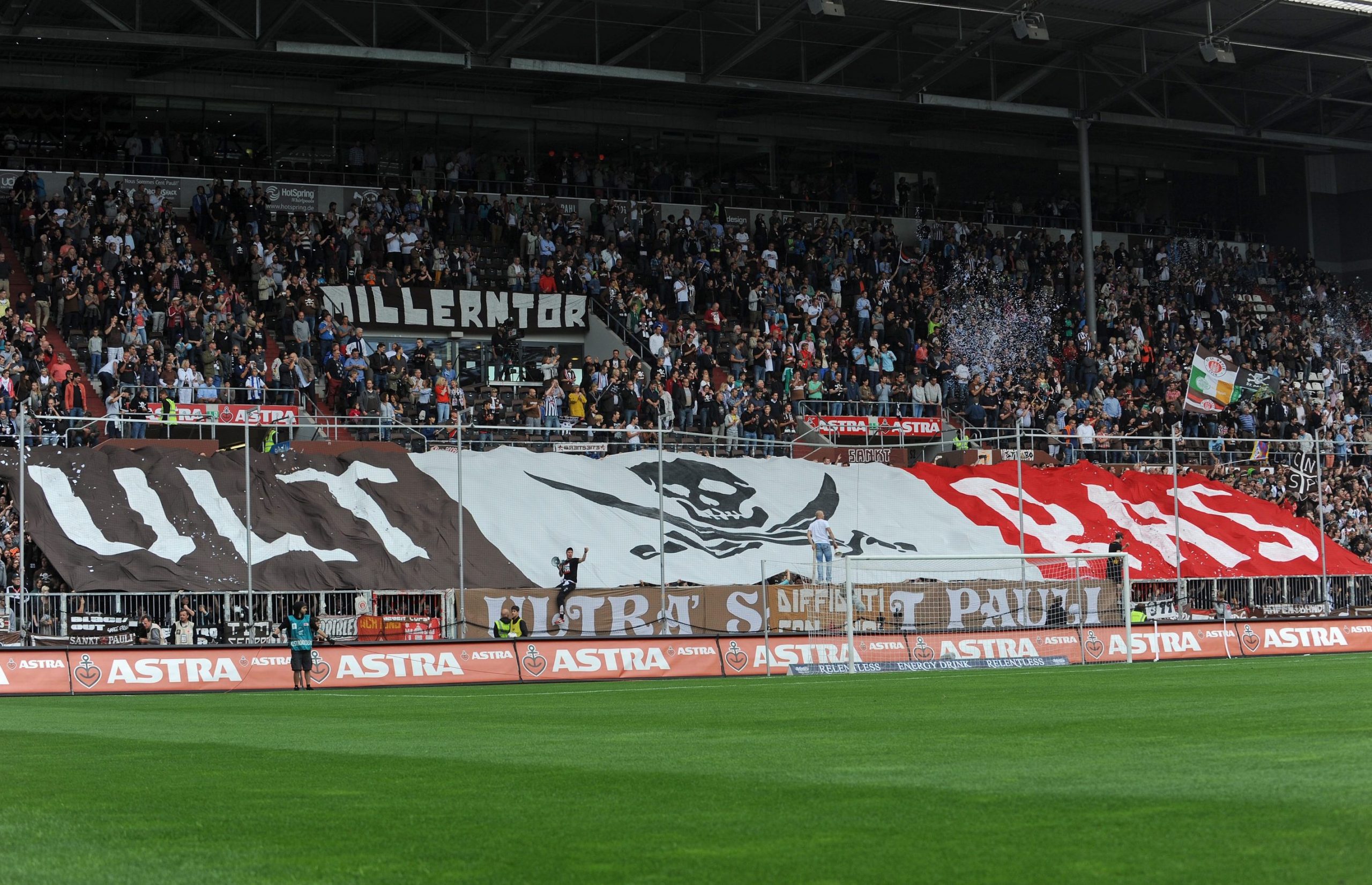 Die St. Pauli Ultras geben am Millerntor den Takt vor.