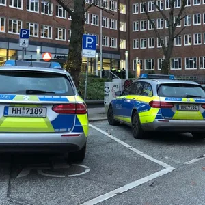 Polizeiautos vor dem Arbeitsamt