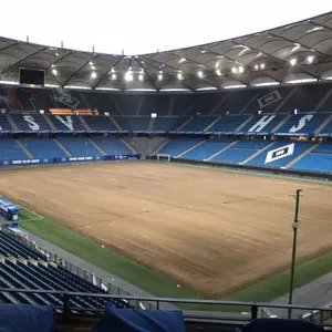 Im Volksparkstadion wird der Rasen getauscht.