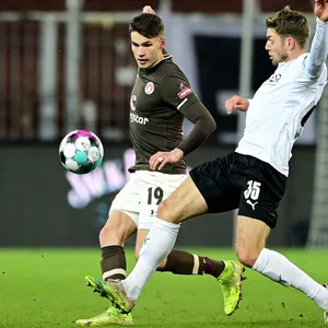 Bei St. Paulis 2:1-Sieg im Februar duellierte sich Luca Zander (l.) mit dem Sandhäuser Alexander Esswein.