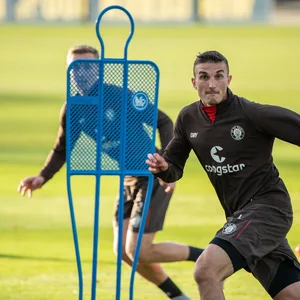Philipp Ziereis will sich im Training für St. Paulis erste Elf empfehlen.