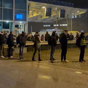 Warteschlange vor dem Airbus-Werk in Finkenwerder