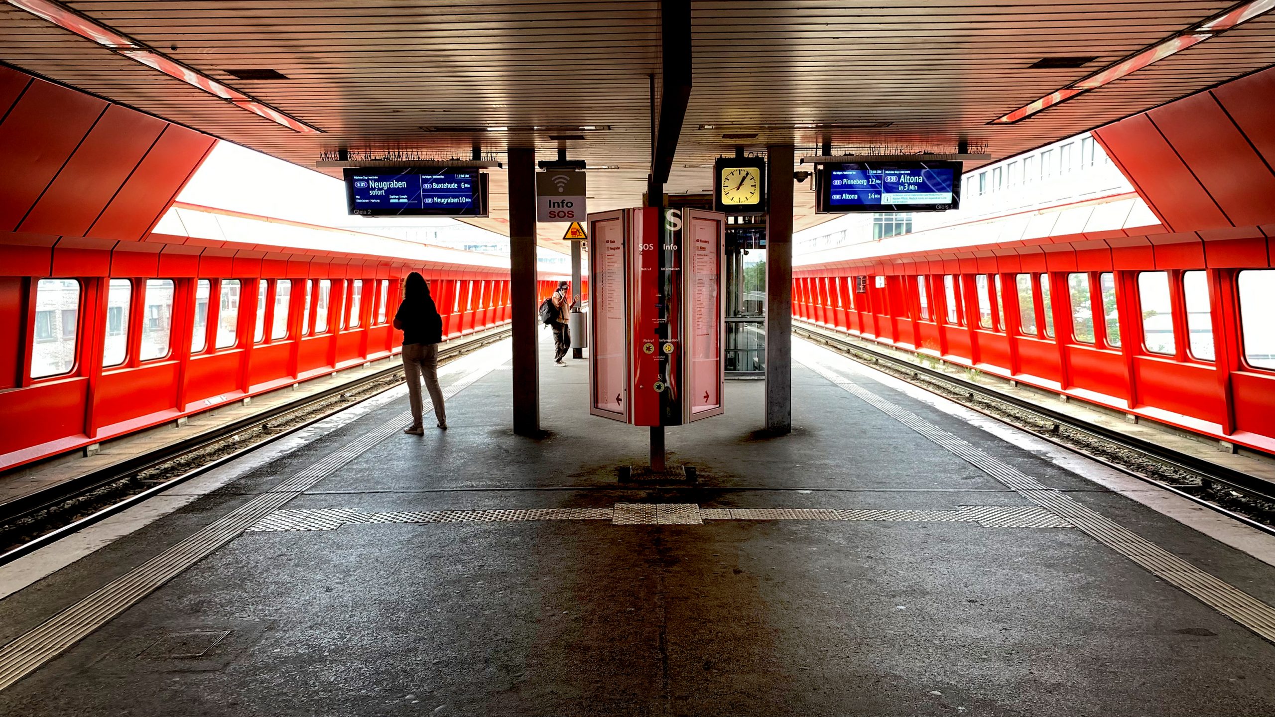 Ganz schön rot: Die S-Bahn-Station ist Hammerbrooks Wahrzeichen.