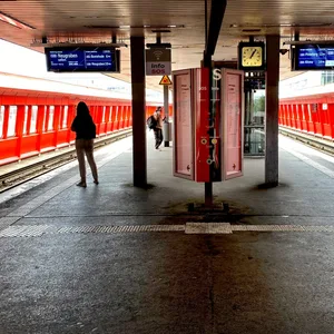 Ganz schön rot: Die S-Bahn-Station ist Hammerbrooks Wahrzeichen.