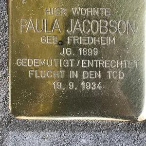 Dieser Stolperstein wurde entfernt. An die Stelle hat jemand eine normale Gehwegplatte verlegen lassen.