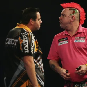 Ex-Darts-Weltmeister Peter Wright (r.) und Adrian Lewis