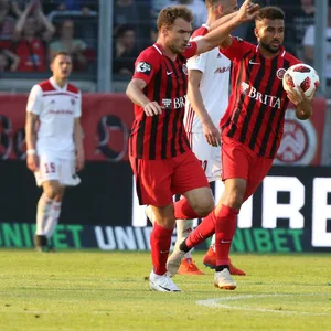 Die St. Pauli-Profis Maximilian Dittgen und Daniel-Kofi Kyereh im Trikot des SV Wehen Wiesbaden