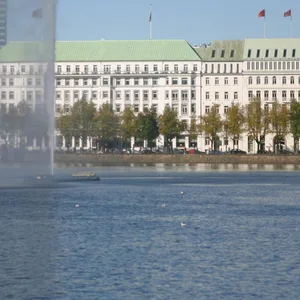Das Hotel „Vier Jahreszeiten“ an der Binnenalster in Hamburg