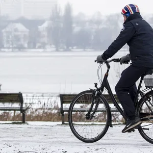 Um mit dem Fahrrad gut durch den Winter zu kommen, gibt es ein paar einfache Tipps und Tricks. (Symbolbild)