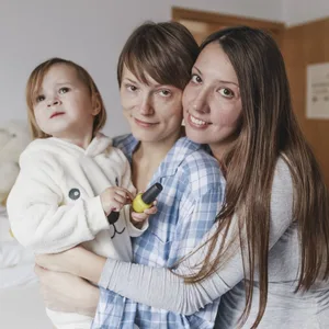 Zwei lesbische Frauen mit ihrem Baby (Symbolbild)
