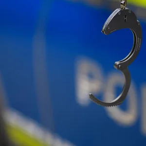 Polizei mit Handschellen