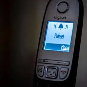 Das Wort Polizei erscheint im Display eines Telefons (Symbolfoto)