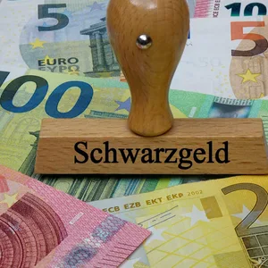 Mitarbeiter in der Zulassungsstelle in Holzminden sollen eine schwarze Kasse betrieben haben (Symbolbild)