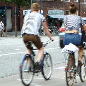 Laut der Straßenverkehrsordnung genießen Radfahrer mehr Freiheiten als Autofahrer. (Symbolbild)