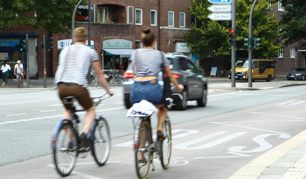 Laut der Straßenverkehrsordnung genießen Radfahrer mehr Freiheiten als Autofahrer. (Symbolbild)