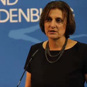 Brandenburgs Bildungsministerin Britta Ernst (SPD) während einer Pressekonferenz.