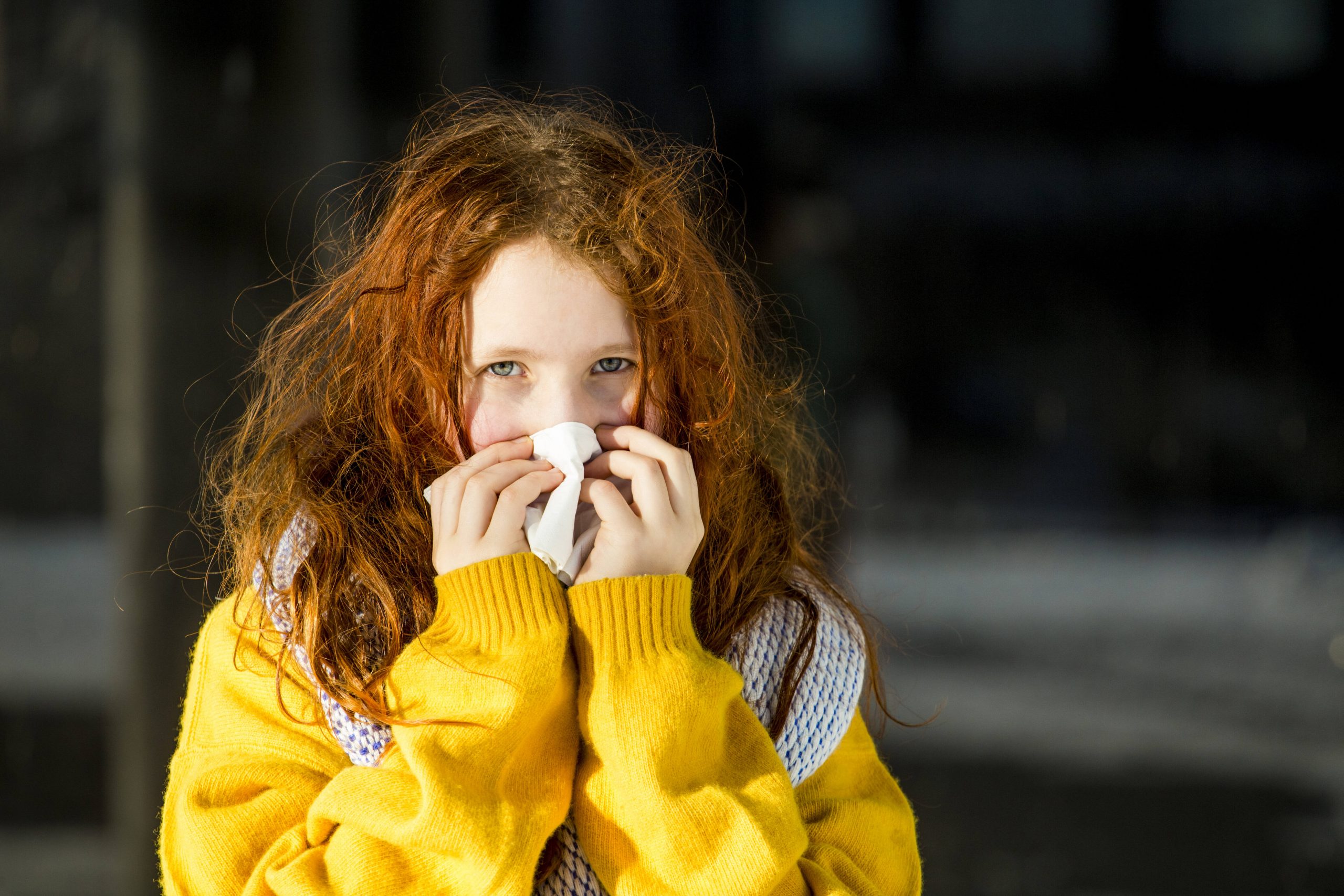 Ein Mädchen putzt sich die Nase. Viele Eltern fragen sich, ob sie ihr Kind mit Erkältungssymptomen in Kitas geben dürfen.