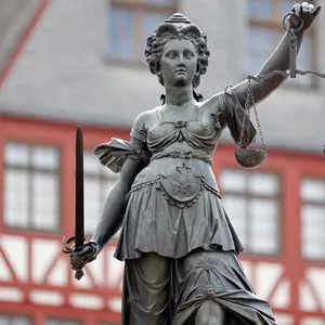 Die Justitia auf dem Gerechtigkeitsbrunnen auf dem Römerberg.
