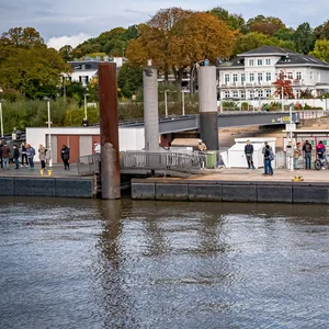 Der Fähranleger Teufelsbrück: Ab Donnerstag ist der beliebte Elbwanderweg am Jachthafen in Teufelsbrück wieder begehbar.
