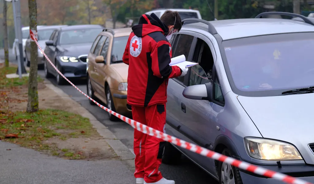 Mitarbeiter des Roten Kreuzes bieten zusätzlich zum Corona-Test vielerorts in Kroatien auch Impf-Aufklärung an.