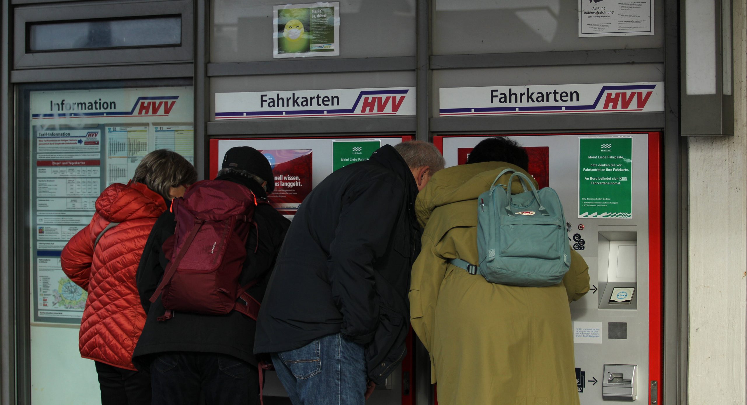 Fahrgäste lösen Tickets am Fahrkarten-Automaten des HVV in Hamburg.