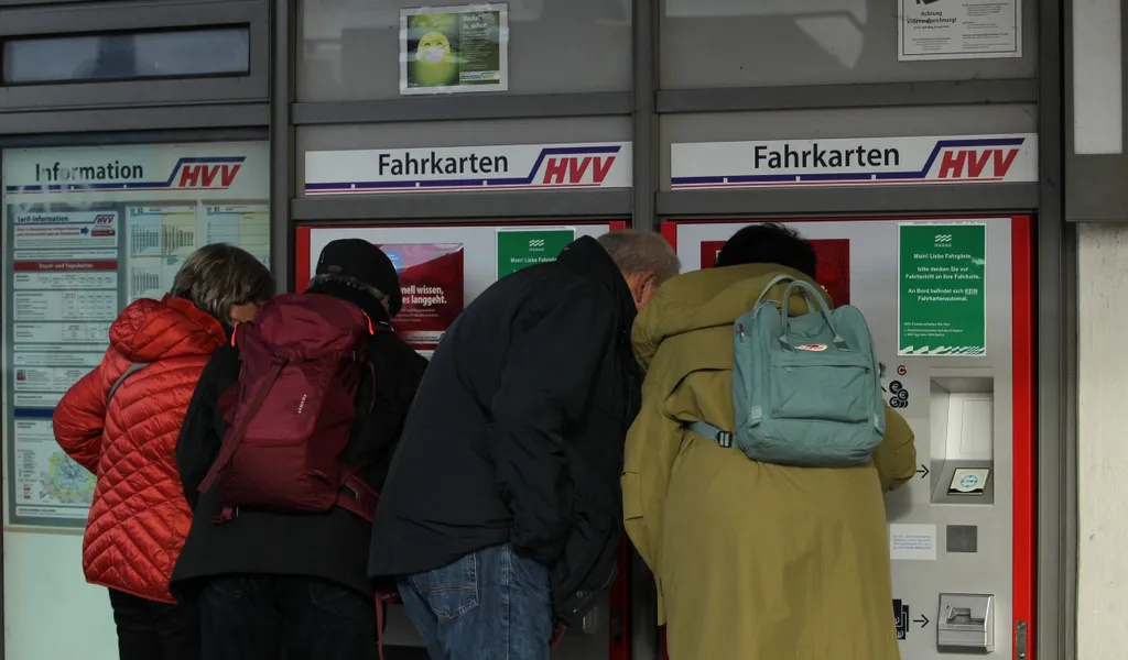 Fahrgäste lösen Tickets am Fahrkarten-Automaten des HVV in Hamburg.