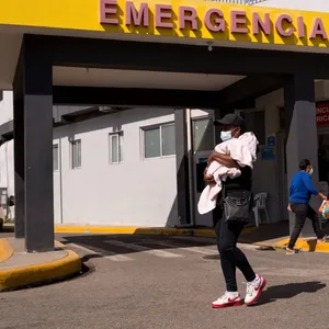Eine Haitianerin vor einer Klinik in der Dominikanischen Republik