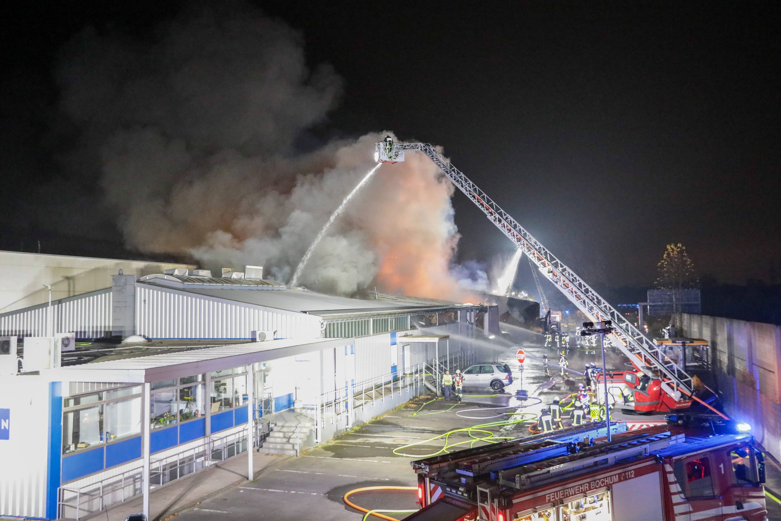 Bochumer Lagerhalle brennt