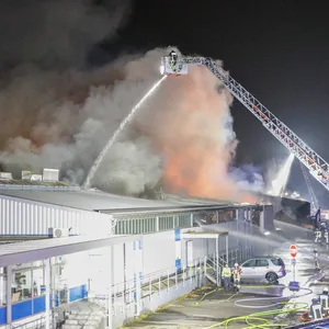 Bochumer Lagerhalle brennt