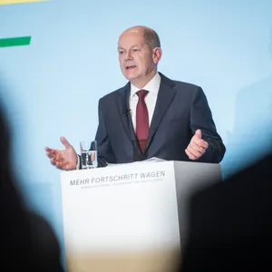 Olaf Scholz spricht am Pult