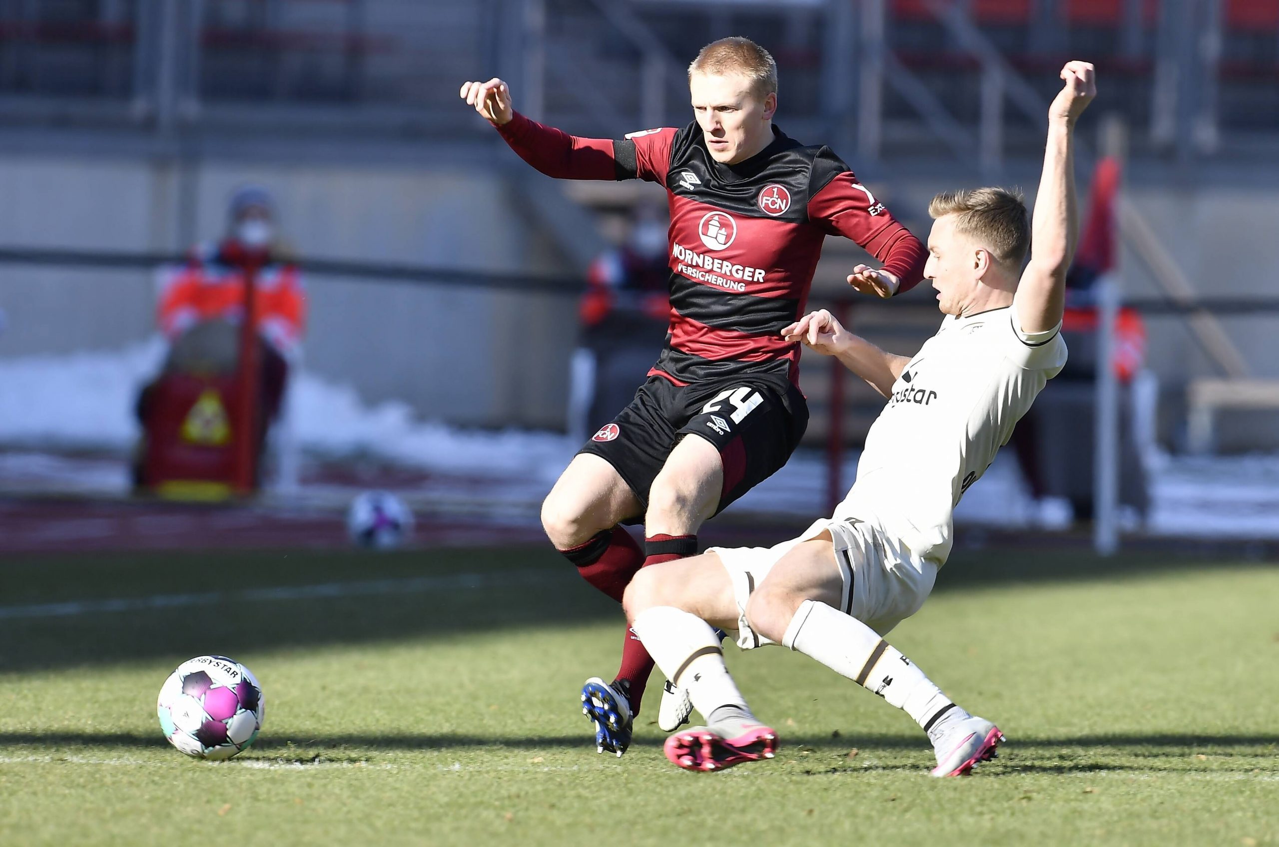 Mats Möller Daehli (l.) im Februar 2021 gegen den St. Paulianer Sebastian Ohlsson