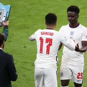 Jadon Sancho (l.) und Bukayo Saka