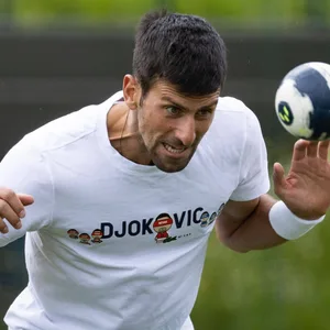 Tennisprofi Novak Djokovic spielt Fußball