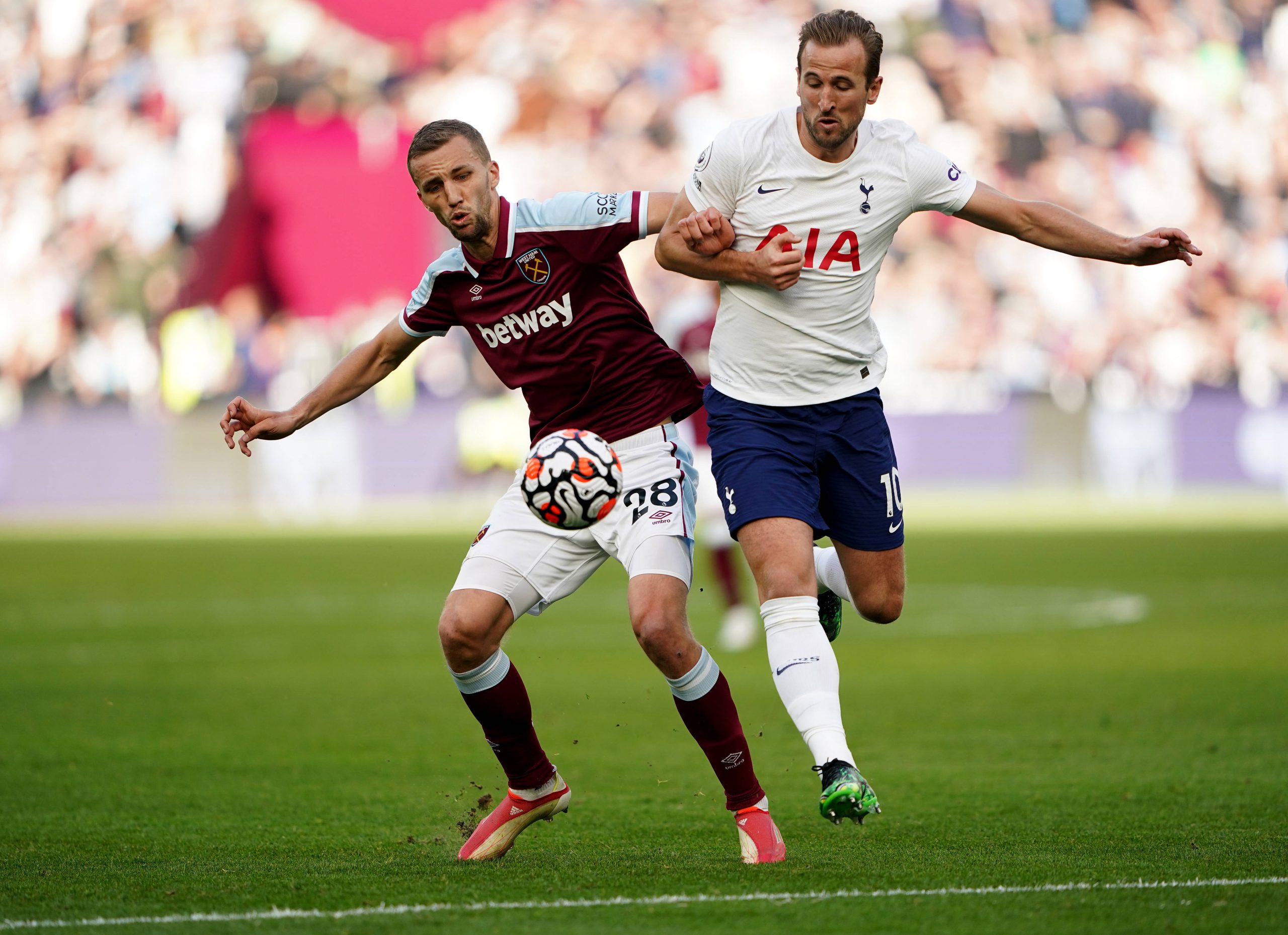 Tomas Soucek von West Ham United gegen Harry Kane von den Tottenham Hotspur