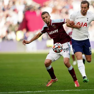 Tomas Soucek von West Ham United gegen Harry Kane von den Tottenham Hotspur