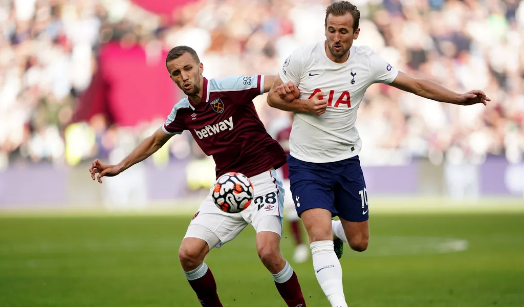 Tomas Soucek von West Ham United gegen Harry Kane von den Tottenham Hotspur