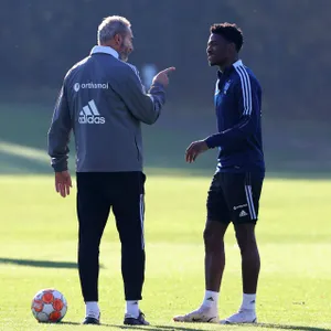 Förderer und Bezugsperson: Tim Walter schenkt Faride Alidou (r.) beim HSV Vertrauen, zog ihn von der U21 zu den Profis hoch.
